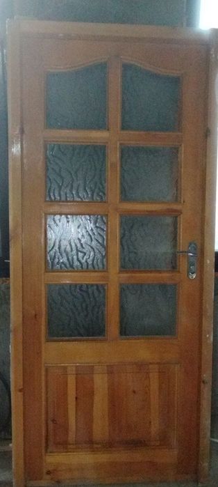 Продаётся деревянный двери прочные 2  без окна 1  с окнами.