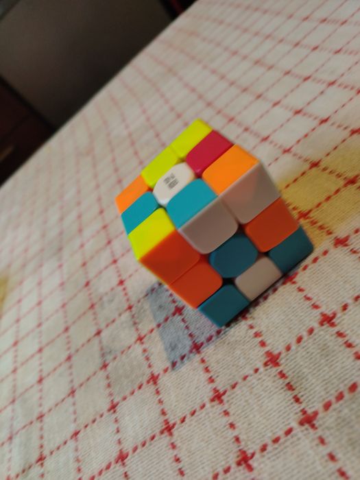 Cub rubik nu este folosit doar o data. Nui rezolvat