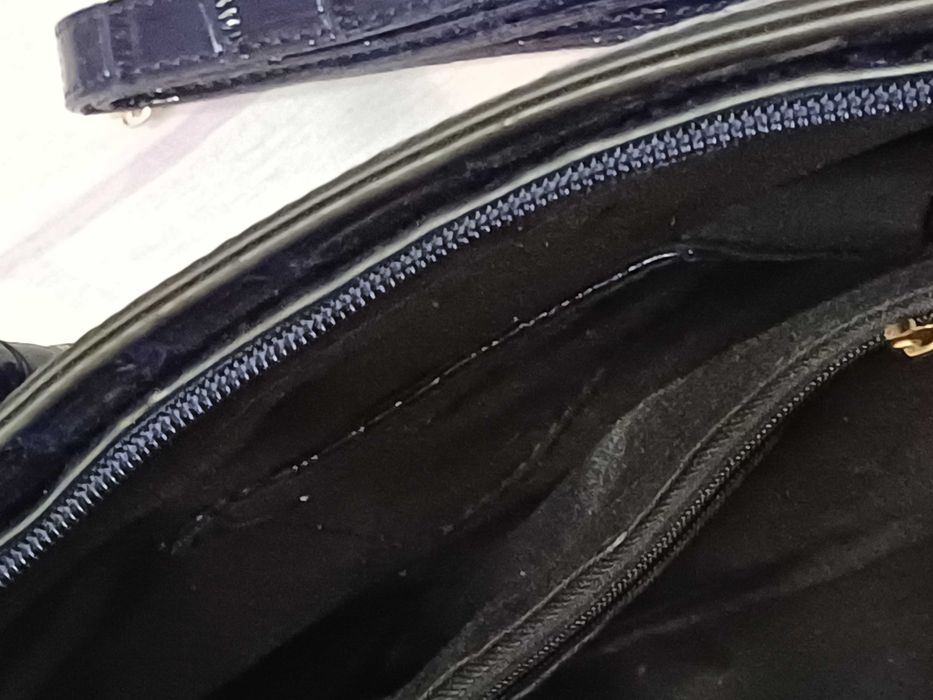 Стилна чанта, изключително красиво индигово синьо,удобно разпределение