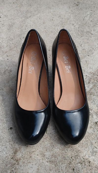 Vând pantofi eleganți