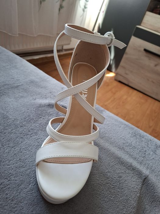 Sandale noi doar probate