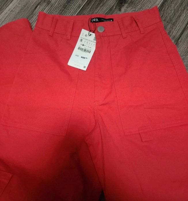 Pantaloni roșii cargo