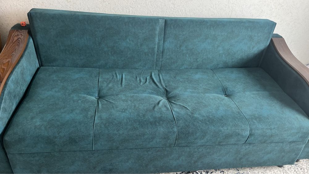 Диван зеленый.