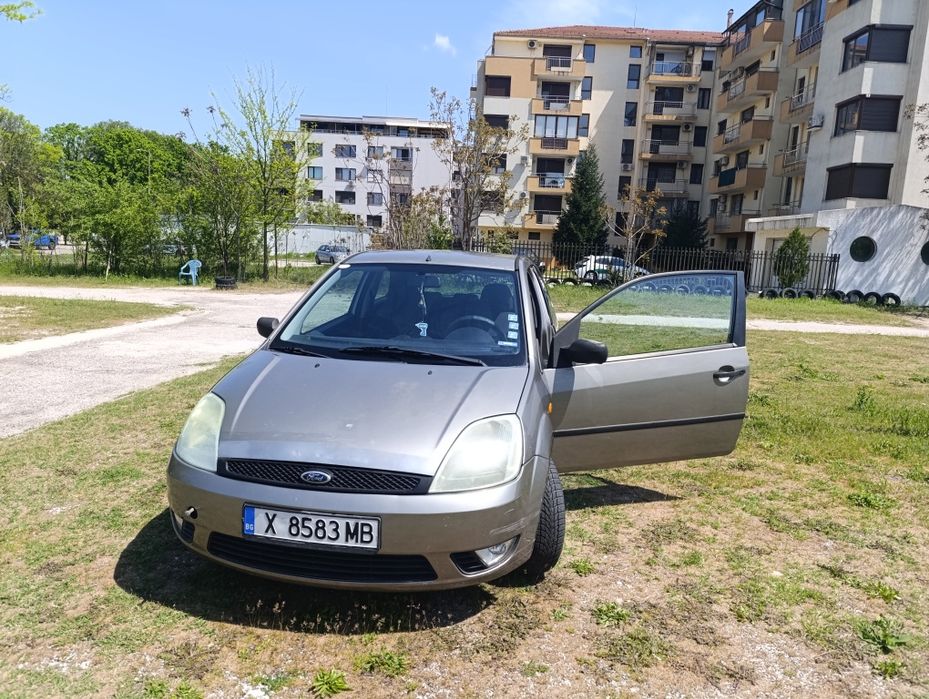 Продавам Форд Фиеста