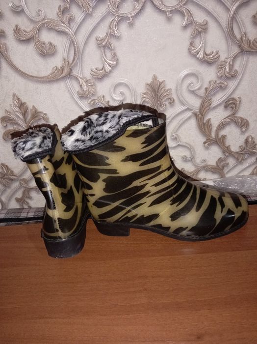 Продам Гелевые- резиновые  ботиночки р .40-.Чехол для обуви