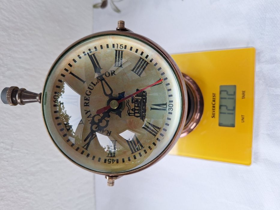 Часовник масивен бронзов настолен с ретро дизайн 



Настолен масивен