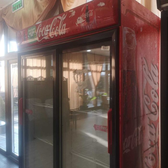 DE INCHIRIAT vitrina dubla!!