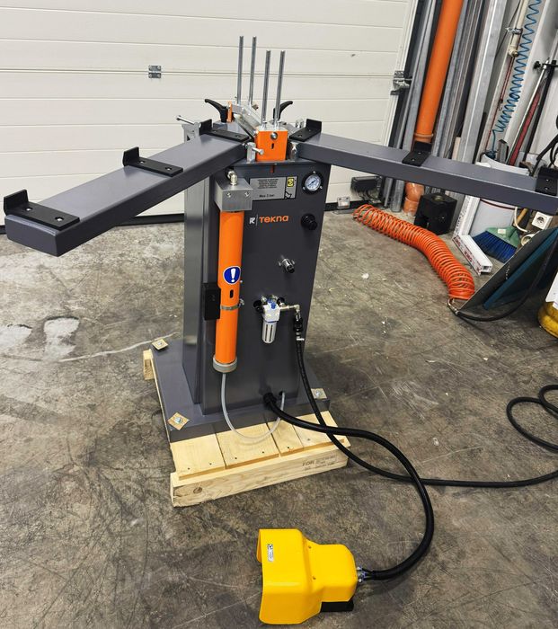 Машина за нанасяне на уплътнител Tekna TKE259