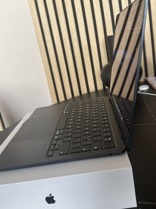 Laptop Apple MacBook Air 13-inch cu procesor Apple M2 8 nuclee CPU si 8 nuclee GPU 8 GB256GB Midnight