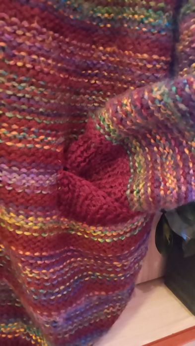 Ръчно плетена вълнена жилетка с качулка