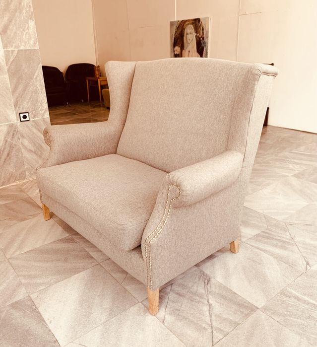 Шведски двуместен wingback диван – скандинавски дизайн