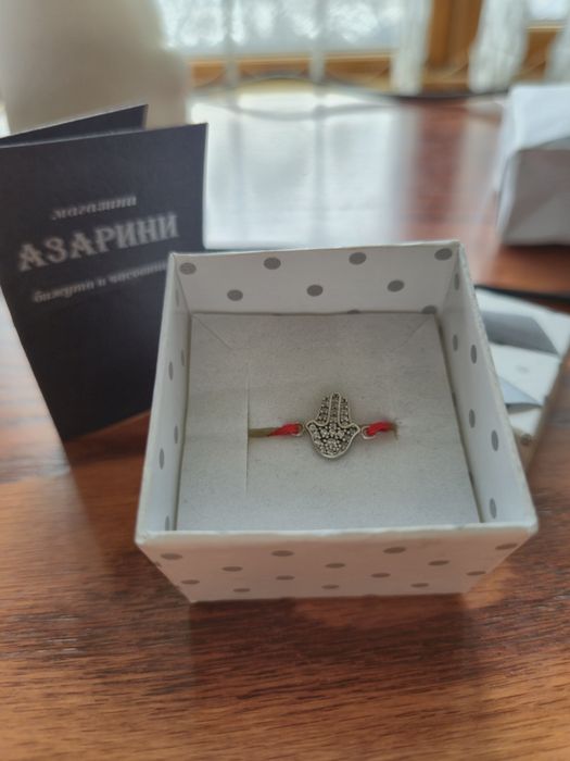 Гривна с червен конец и сребро