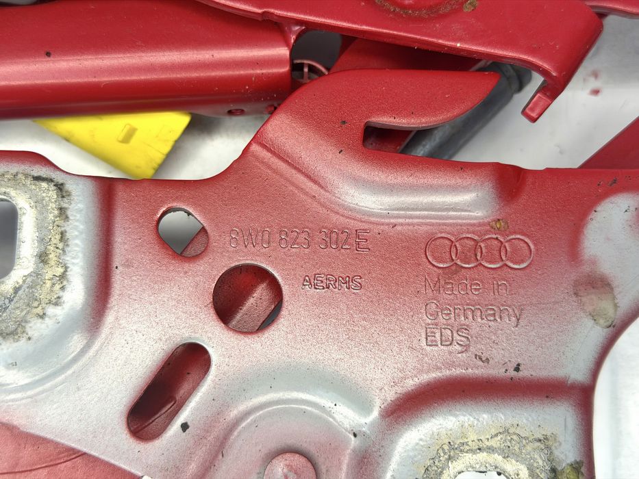 Панта преден капак AUDI A4 B9 8W0823823 8W0823302E