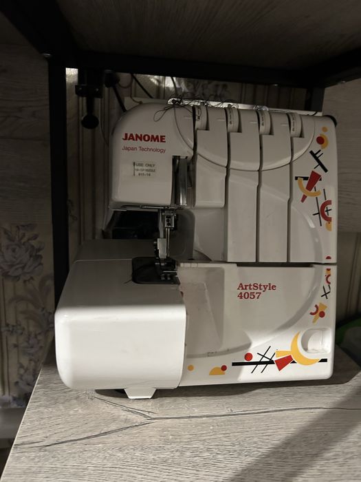 Продам оверлок janome