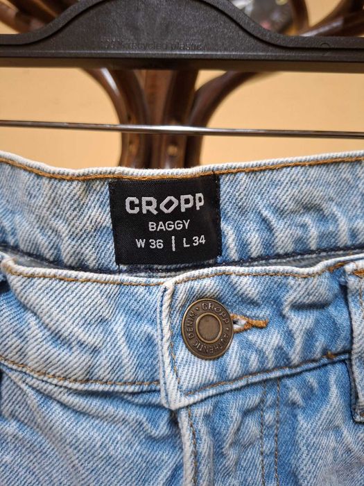 Продавам изключително запазени дънки Cropp