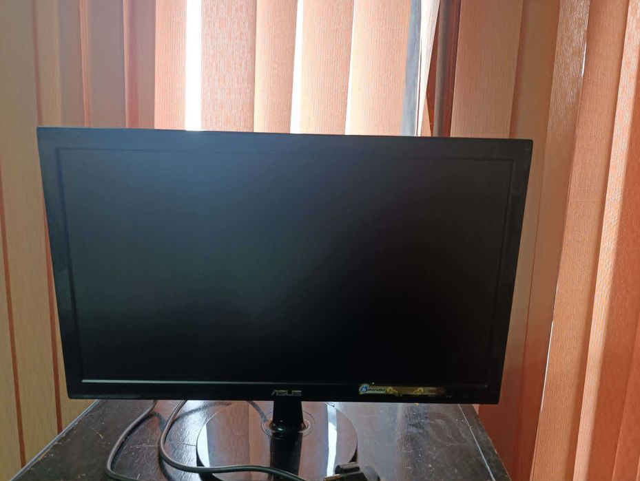 Продавам запазен LCD монитор ASUS