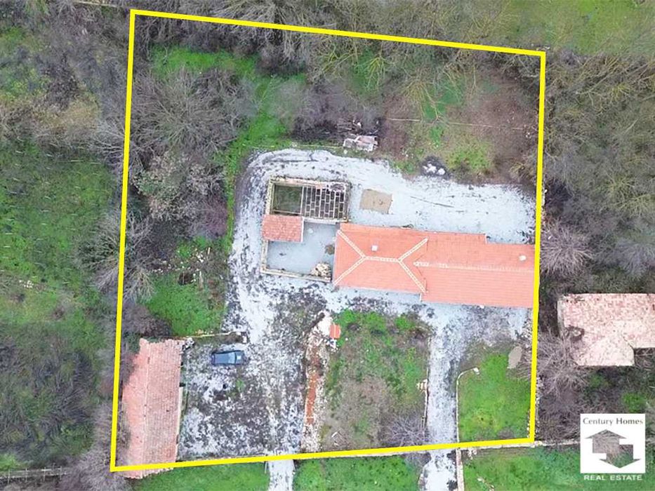 140332 Каменна къща с просторен двор и кладенец в с. Горна Липница