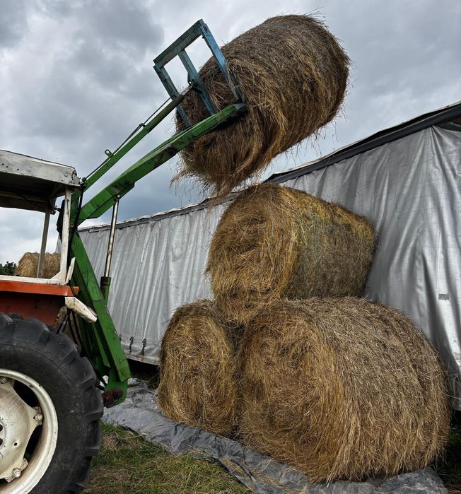 Încărcător în tiranti la tractor