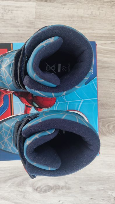 Vând ghete îmblănite Nr 27, model Spiderman cu Leduri