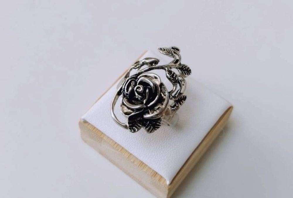 Vechi inel cu trandafir