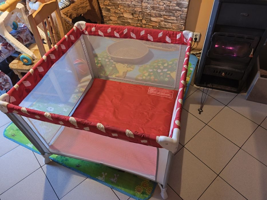 Червена кошара за игра