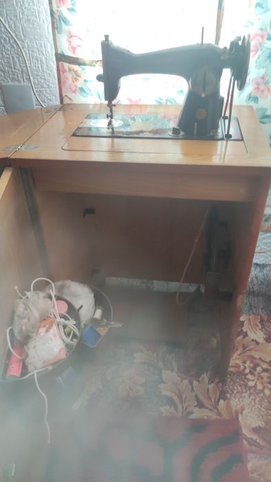 Продавам руска шевна машина шкаф