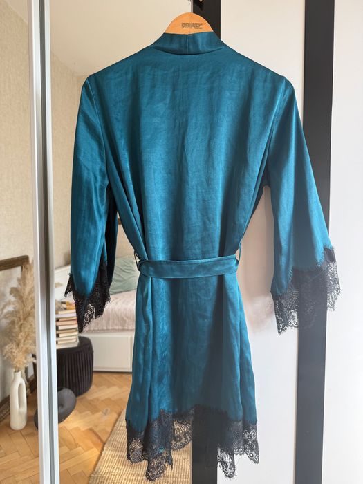Сатенен халат в цвят петрол с черна дантела