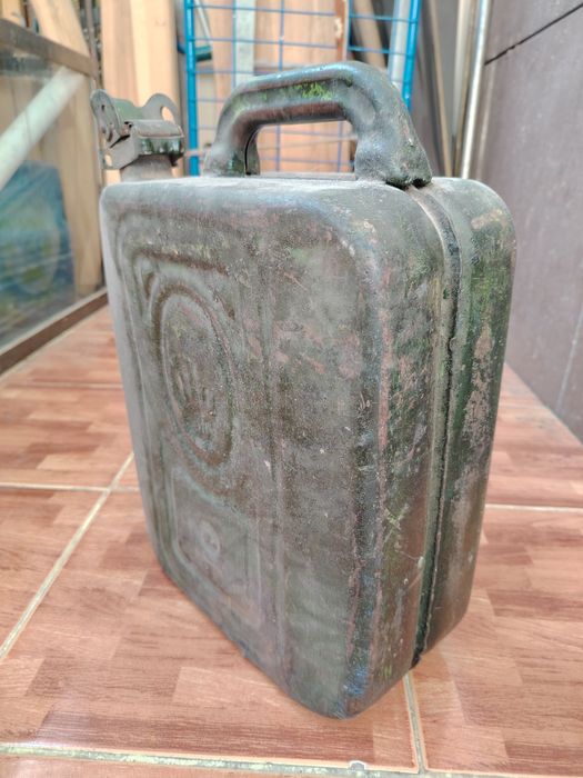 Продам канистру железную