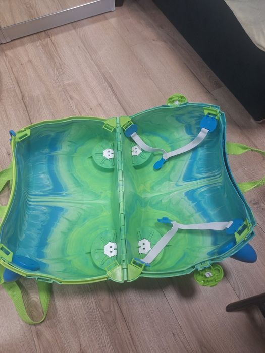 Детски куфар ,почти нов!