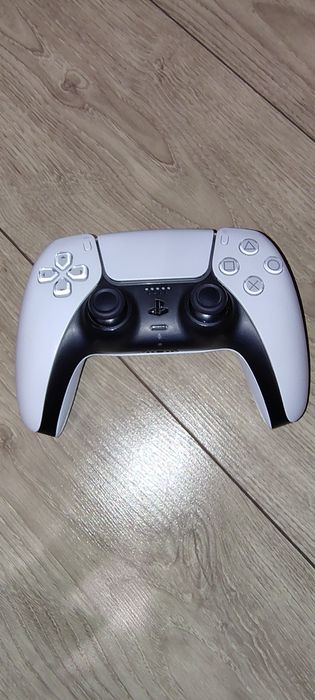 Продавам ps5 в отлично състояние с 10 игри