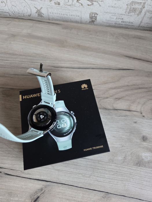 Часовник Huawei watch 5