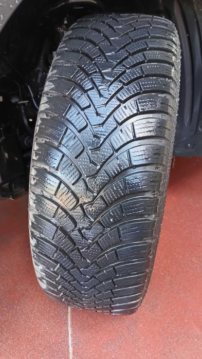 Продавам комплект от 4 броя зимни гуми Falken Eurowinter HS01 SUV. Гумите са в отлично състояние.