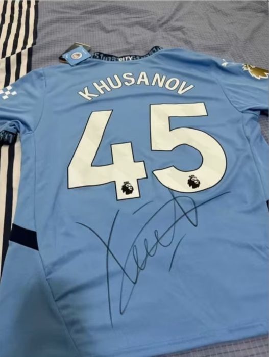 Abduqodir Khusanovni dasxati tushurilgan futbolka