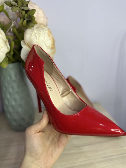 Червени обувки на висок ток