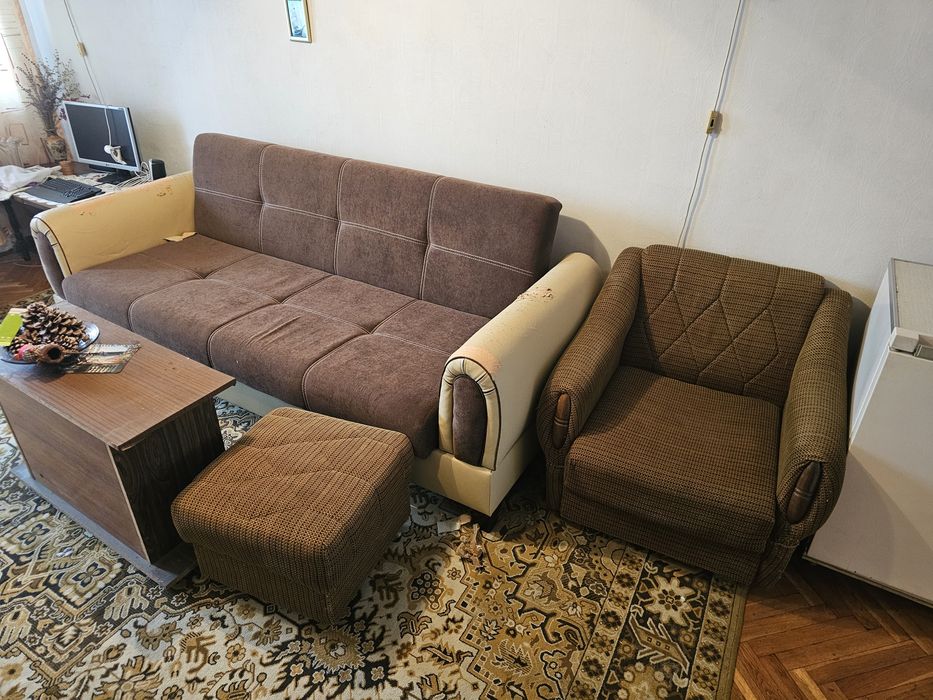 Подарявам обзавеждане, диван, маса, столове и друго