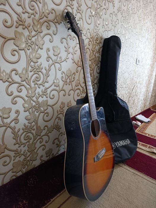 Gitara sotiladi. Sim va batareyalari yangi. Salkam ishlatilmagan