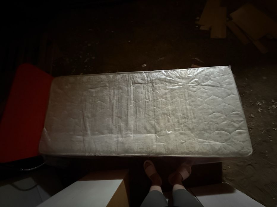 Продам крвать полуторку с матрасом