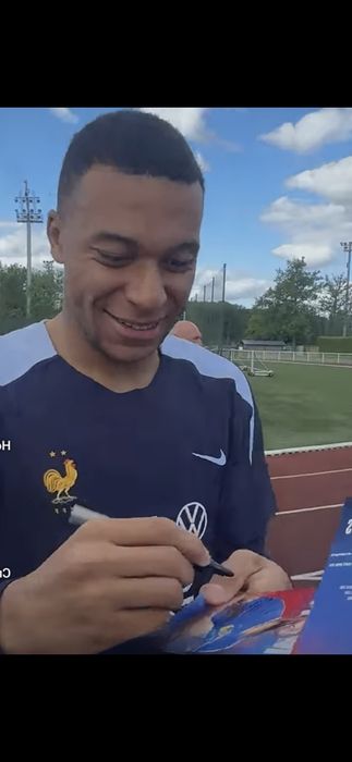 Автографи на Роналдо и Мбапе със снимкови доказателства от подписванет