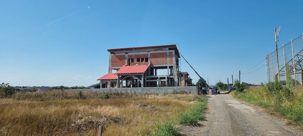 De Vanzare..Casă în construcție - 700 mp construiți + 800 mp teren | Zona Elvila, lângă Iac
