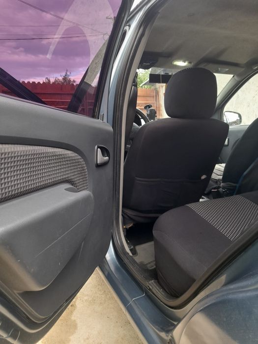 Dacia Logan, 1.6 16V • 2006 • 180.000 KM • Albastru • Navigație