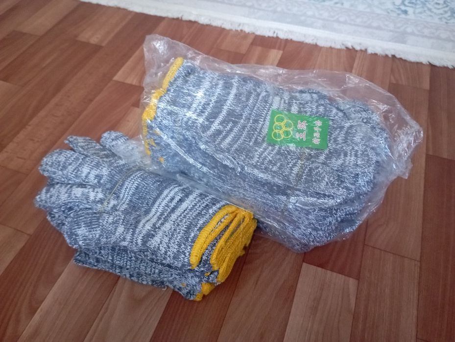 Перчатки серого цвета , для строительства