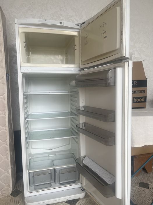 Продаётся двухкамерный холодильник Ariston.