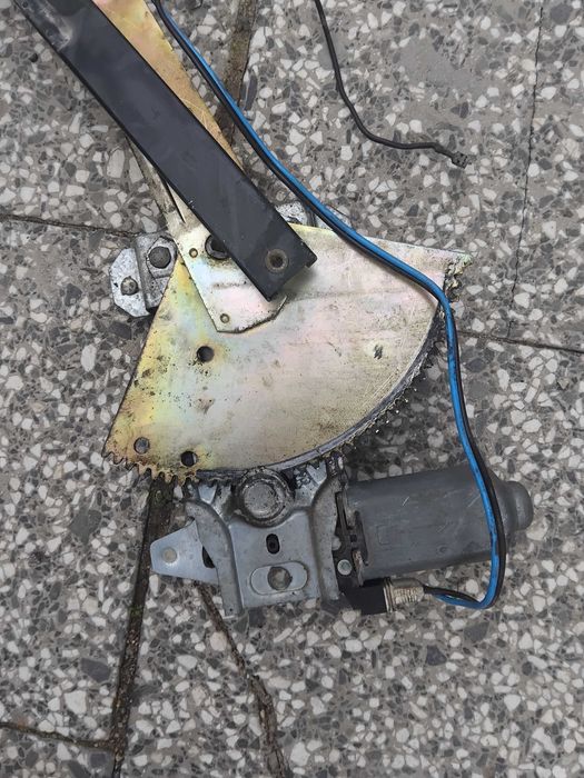 Продавам части за 124 седан и за Фолксваген туран