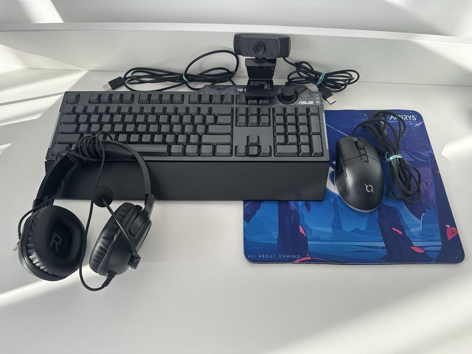 Set de gaming(căști,mouse,mouse pad,tastatură și cameră)