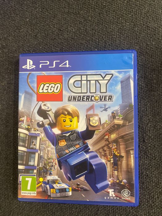 PS 4 pro  с два джойстика и стойка , която може да си ги зареждаш