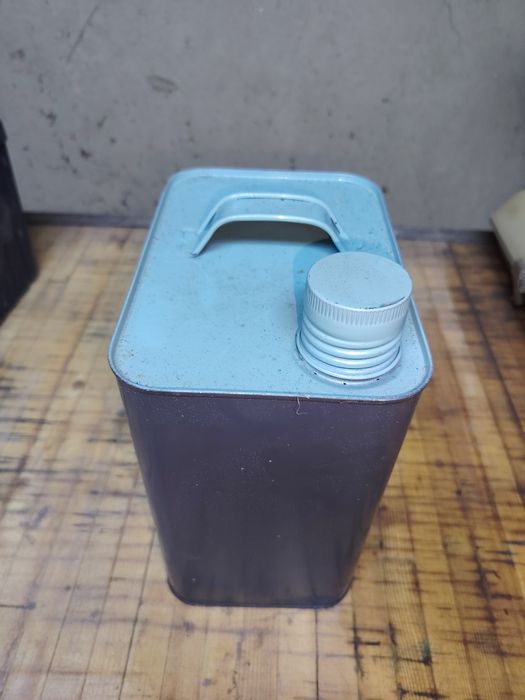 Vand lanterne și bidon tablă