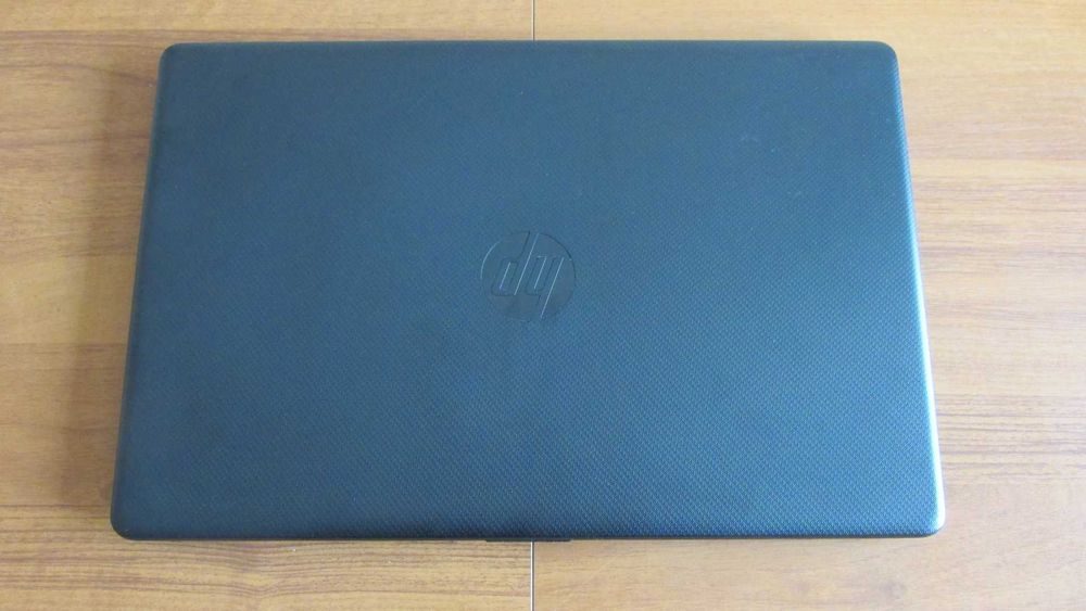 17.3 инча HP с Intel i3-7020,SSD 256 GB лаптоп