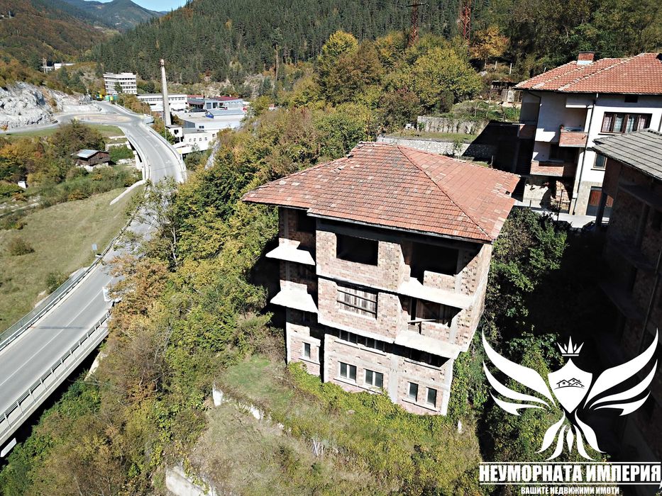 Нова къща с 388кв. РЗП и двор 600кв кв.Устово гр.Смолян