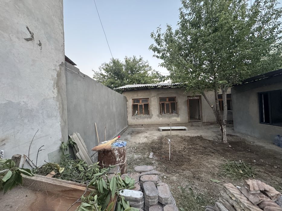 Roxat postini oldida majnun tolda yer uchaska sotiladi