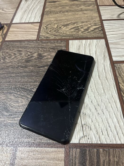 SAMSUNG S10, в ПОДАРОК телефон